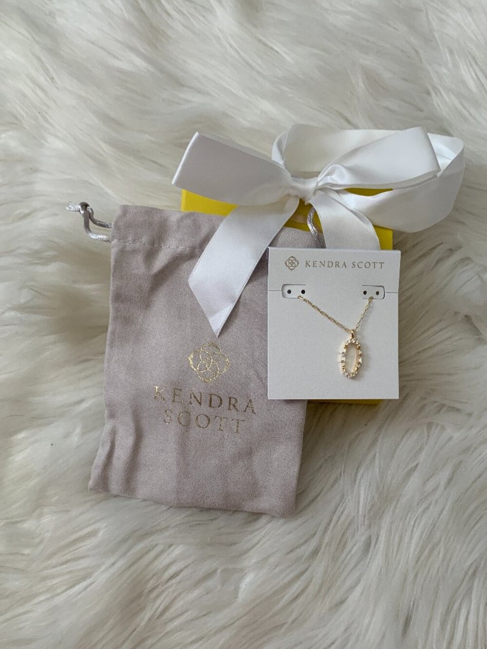 KENDRA SCOTT Essie Pave Short Pendant Necklace in Gold